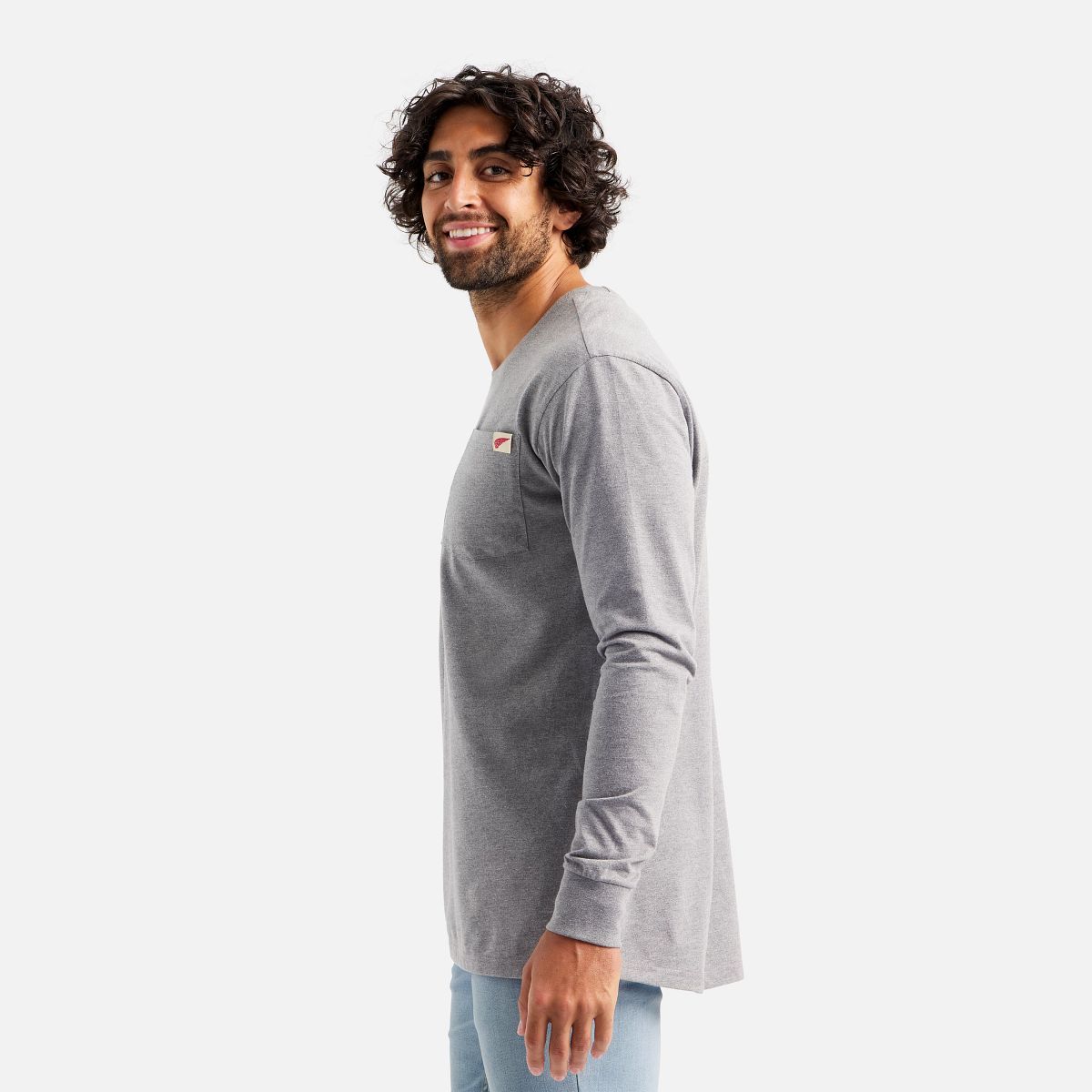 Camiseta de manga larga con bolsillo y estampado en manga